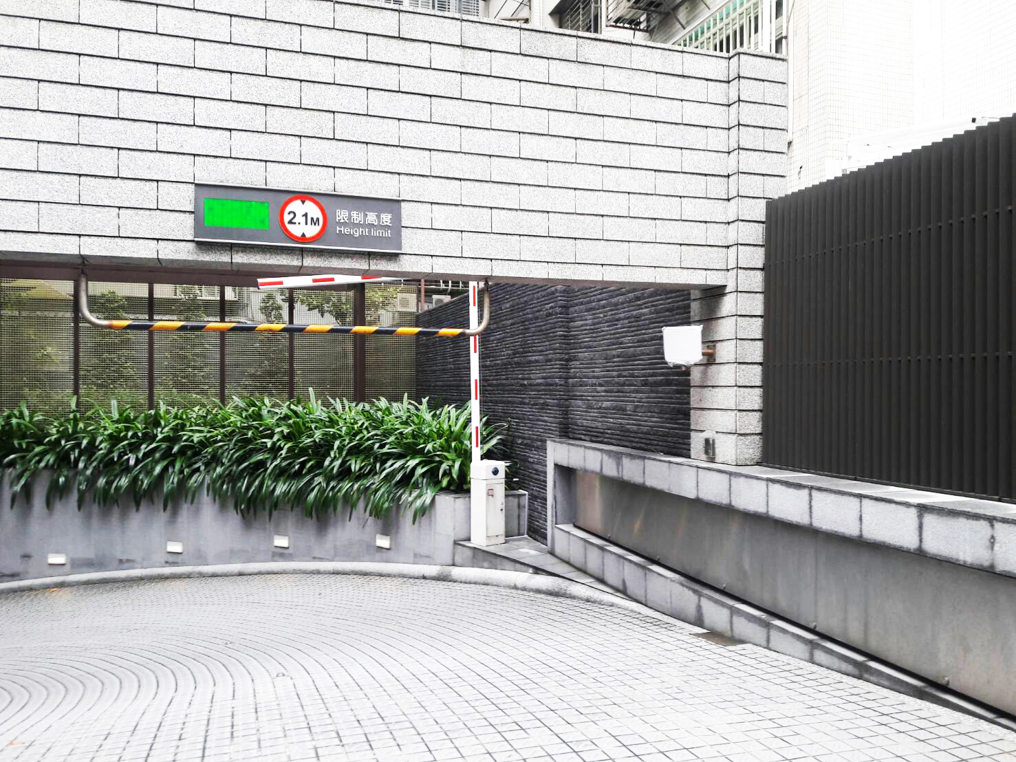*台北市松山區-社區地下停車場照片