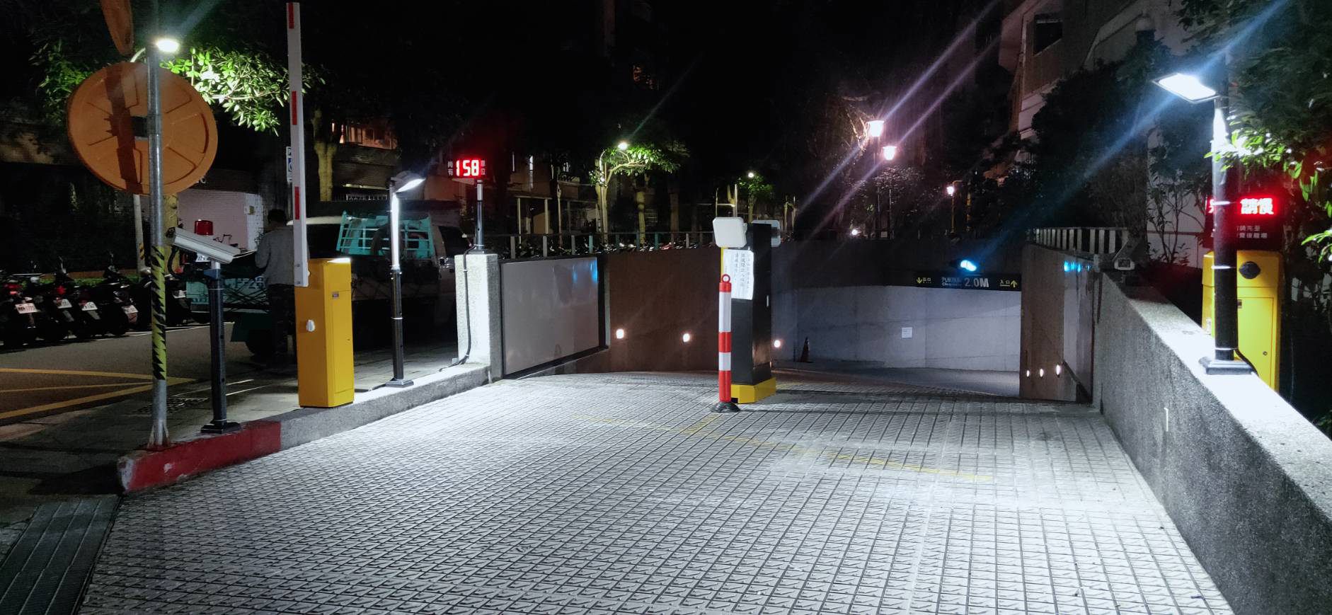 *台北市松山區大型社區-地下停車場